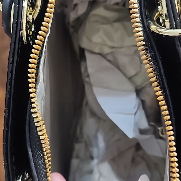 Sophisticated Black Croc-Embossed Shoulder Bag - Picture 6 of 7